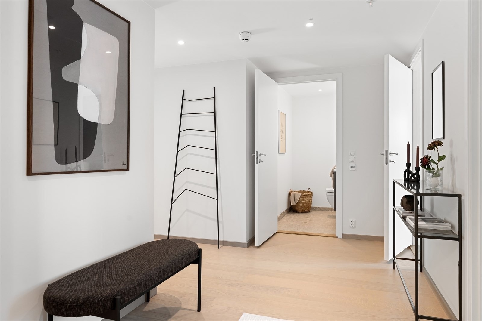 Innbydende entrè med plass til garderobe. Herifra er det også et gjestetoalett. Galleribilde