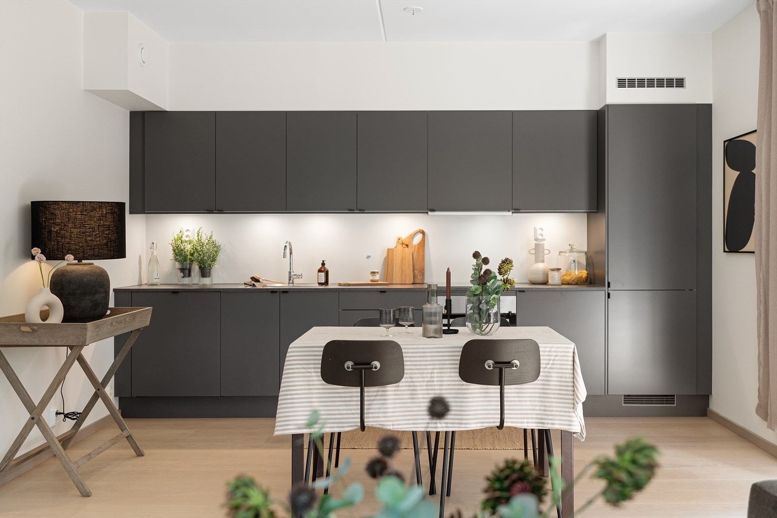 Kjøkken fra Sigdal med integrerte hvitevarer fra Sigdal. Godt med skap- og benkeplass. Galleribilde