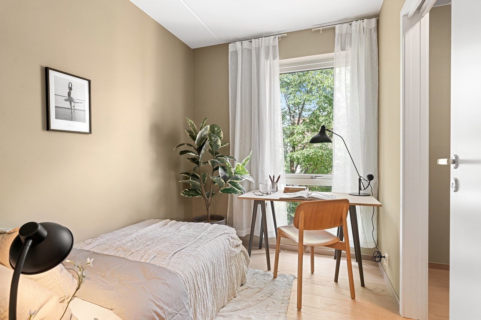 Soverom II har god plass til møblement og har pent utsyn. Galleribilde