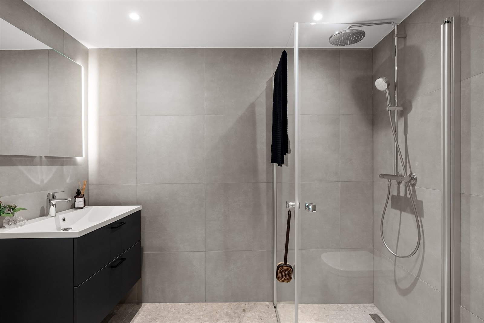 Pent flislagt bad i nøytrale og delikate farger. Galleribilde