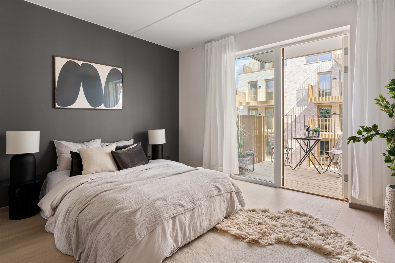 Hovedsoverom med utgang til en hyggelig østvendt balkong hvor morgenkaffen kan nytes. Galleribilde