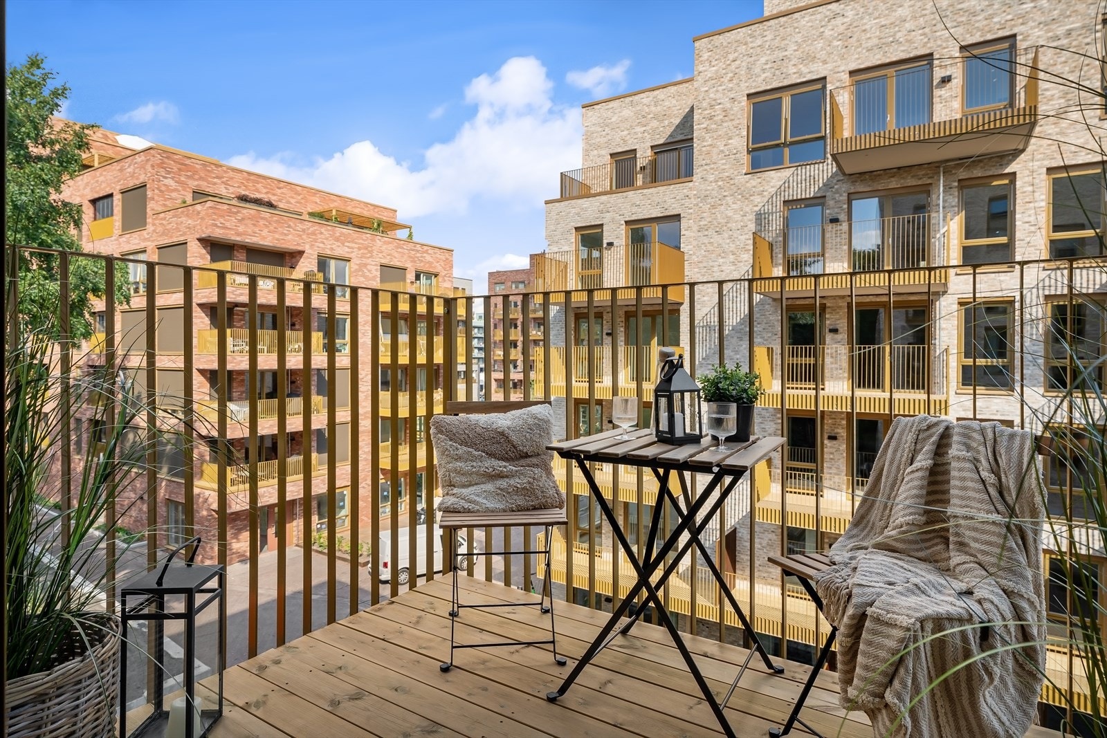 Pent utsyn fra balkongen mot de andre byggene i Gregers Kvartal. Galleribilde