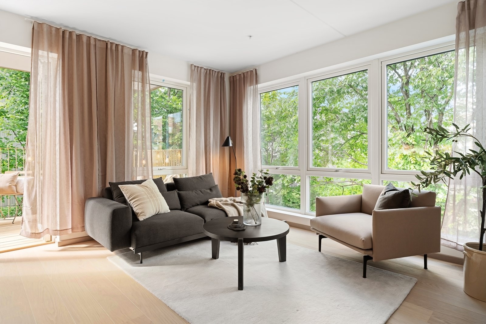 Innbydende stue med store vindusflater som slipper inn rikelig med lys. Galleribilde