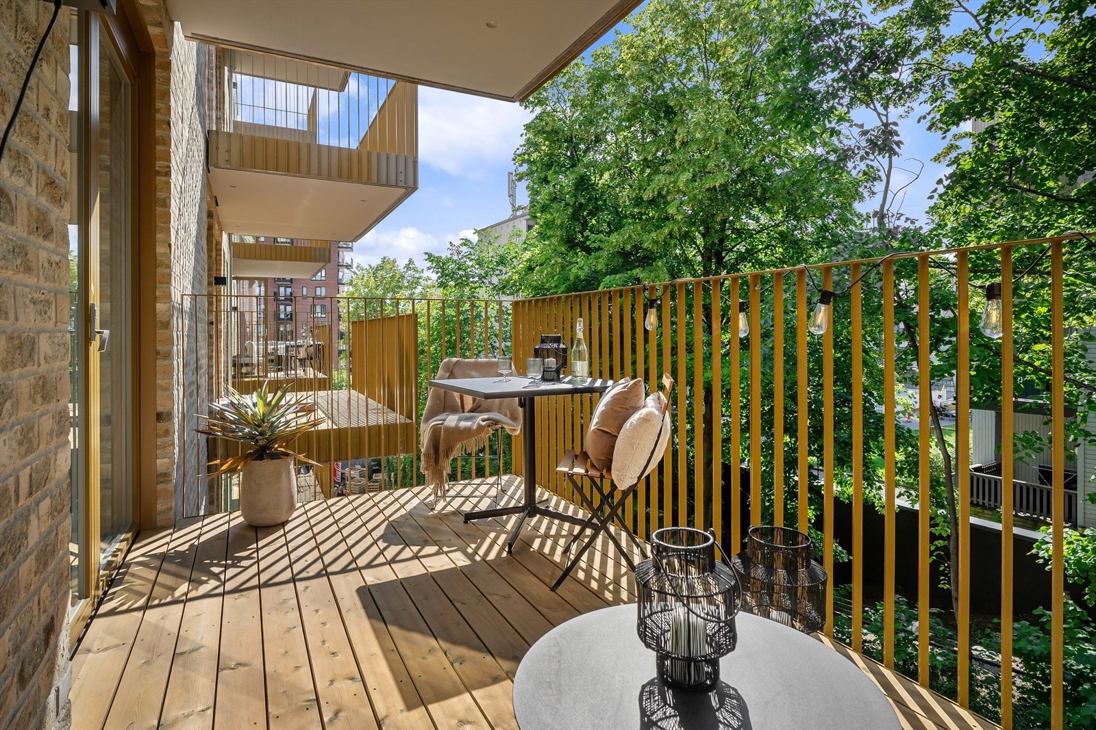 Fra stuen er det utgang til en romslig balkong Galleribilde