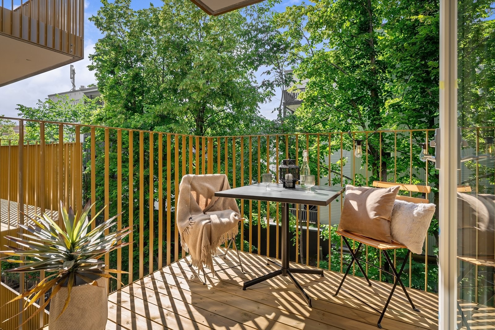 Fantastisk balkong med ettermiddag- og kveldssol i frodige omgivelser. Galleribilde