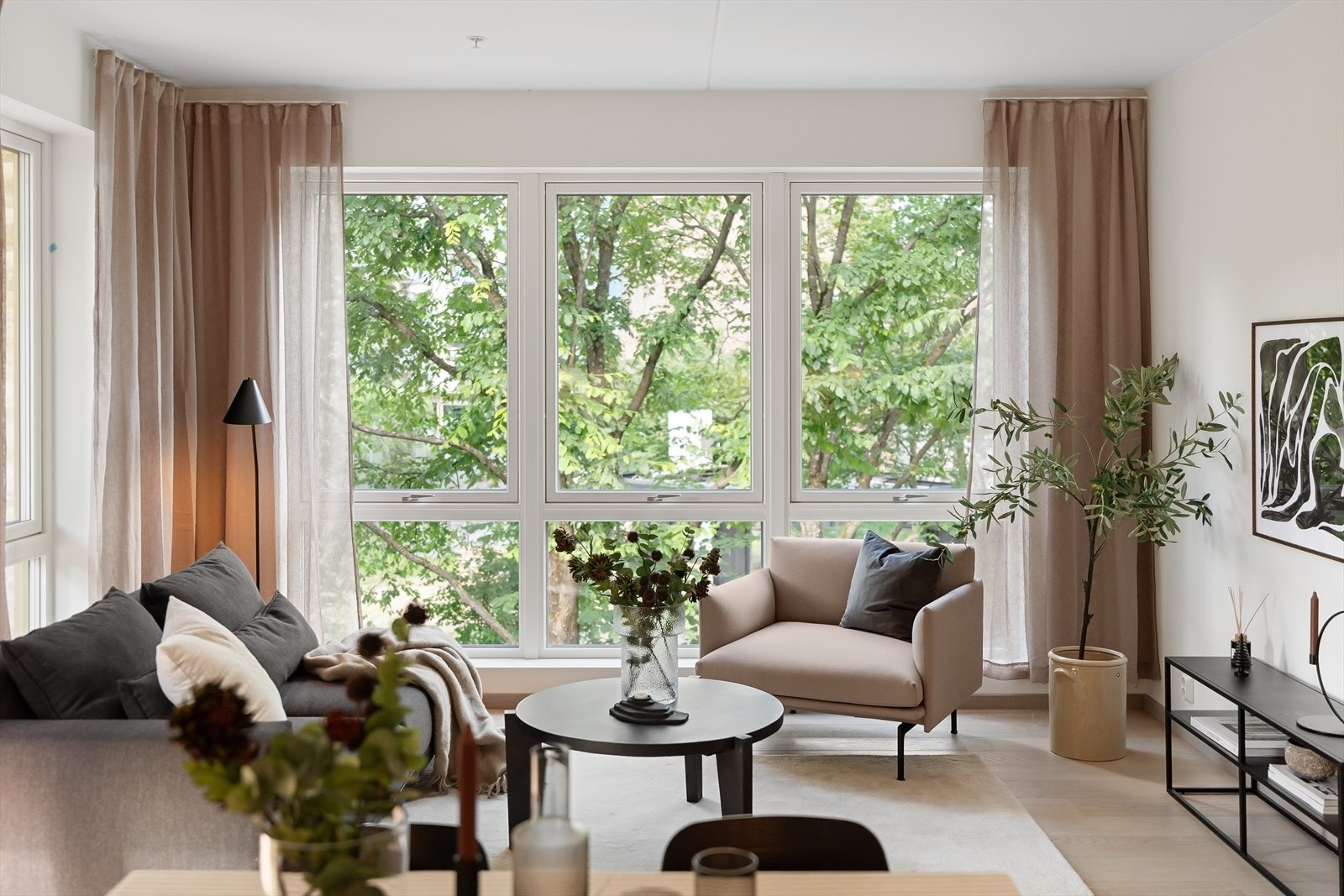 Velkommen til denne 4-roms hjørneleiligheten i fantastiske Gregers Kvartal på Løren! Galleribilde