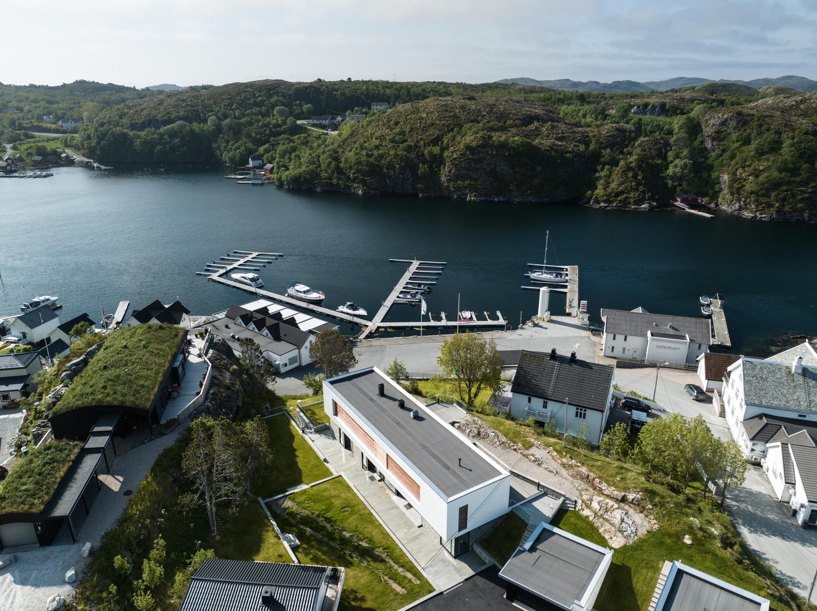 Fantastisk utsikt utover Knarrlagsundet med umiddelbar nærhet til sjøen. Galleribilde
