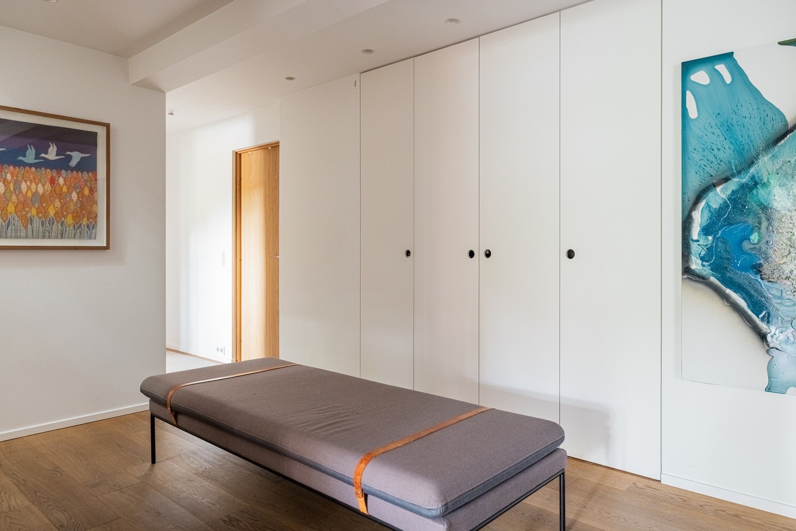Hall/gang med spesialbygde skap Galleribilde