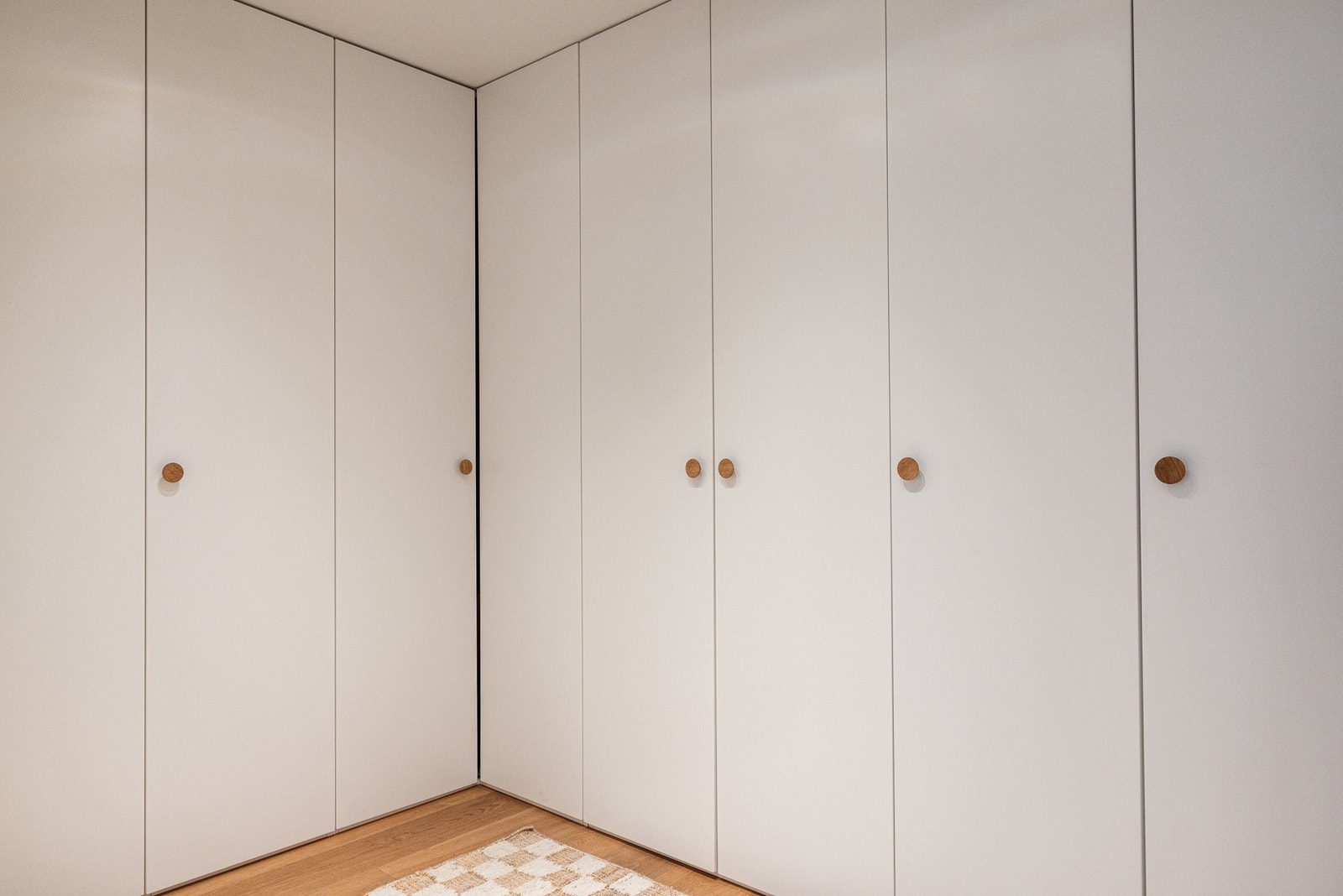 Ingenting er overlatt til tilfeldighetene med spesialbygde skap for mye oppbevaring i walk in closet Galleribilde