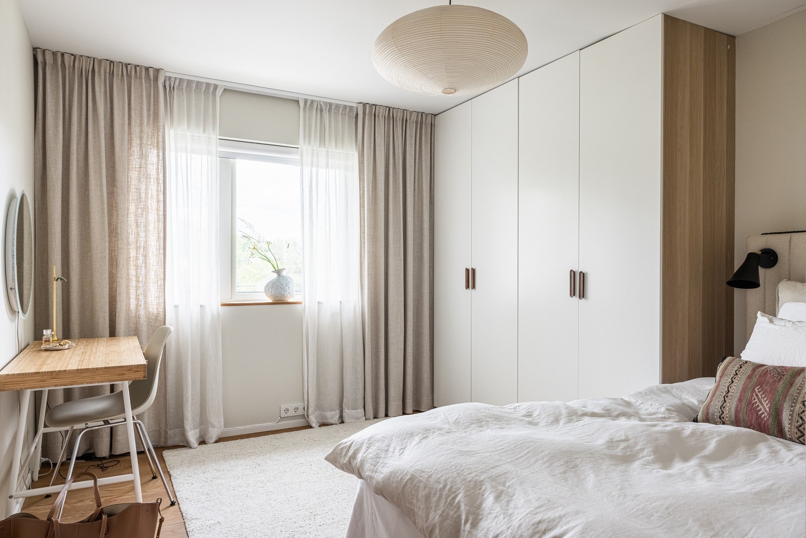 Soverom 2 med plassbygde skap Galleribilde