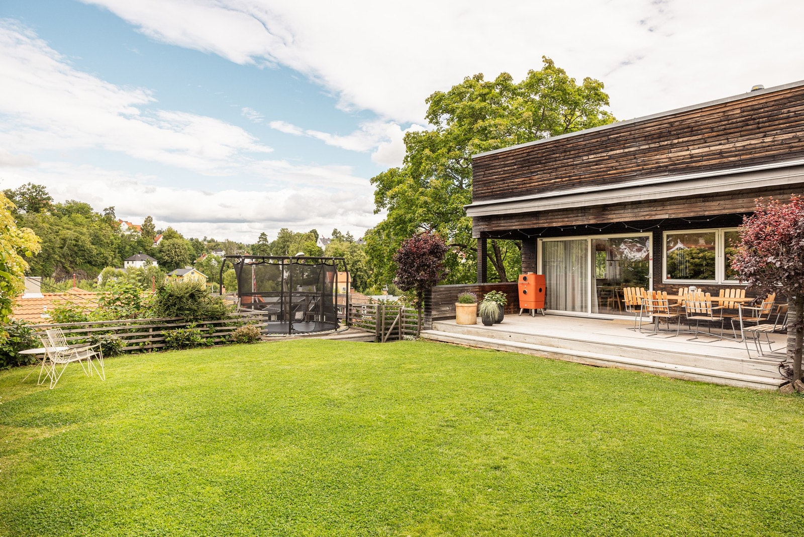 Fantastisk funkisvilla med solrike uteplasser og barnevennlig hage Galleribilde