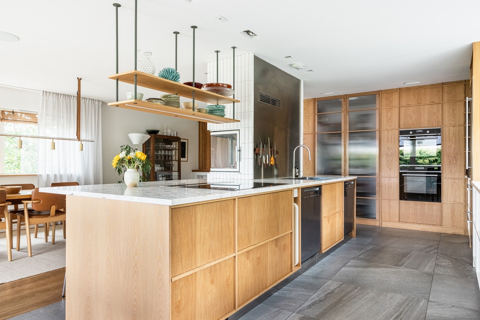Spesialbygget kjøkken i heltre eik fra Oak Kitchen med lekre detaljer, 2 integrerte oppvaskmaskiner fra Miele Galleribilde