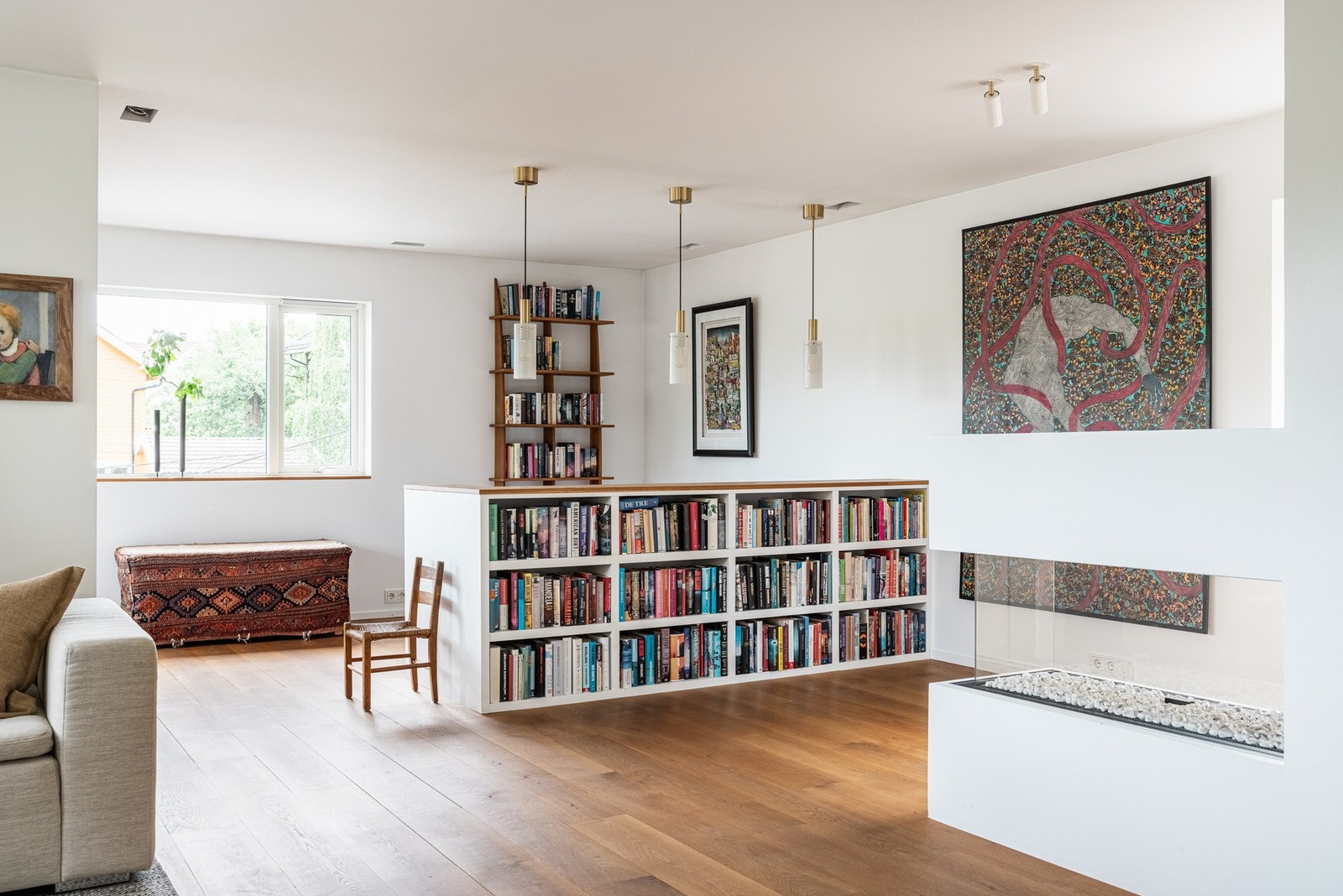 Avdeling for bibliotek/hjemmekontor med vakker gasspeis og utgang til balkong Galleribilde
