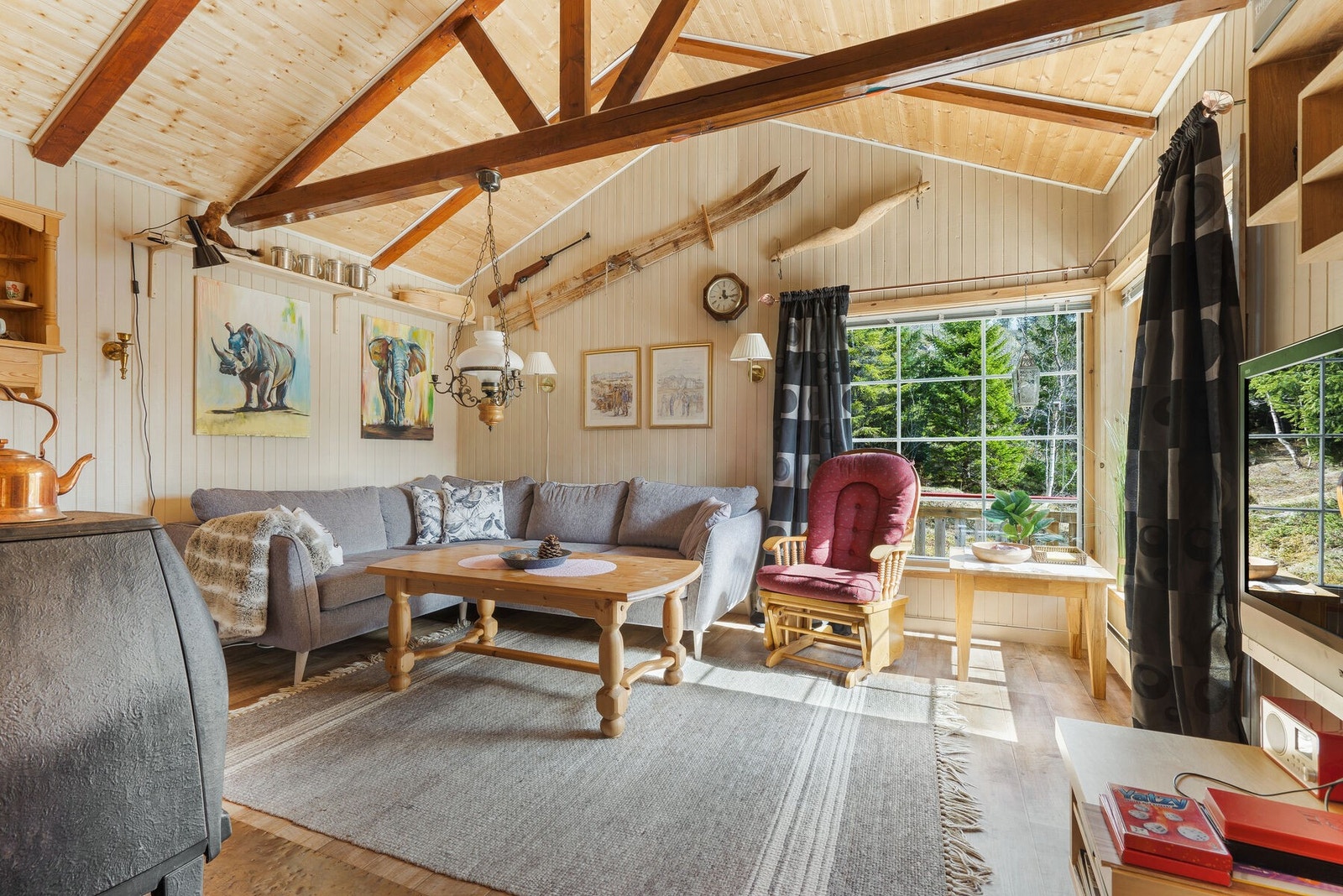 Fin takhøyde og mye lys inn i stua gir god romfølelse Galleribilde