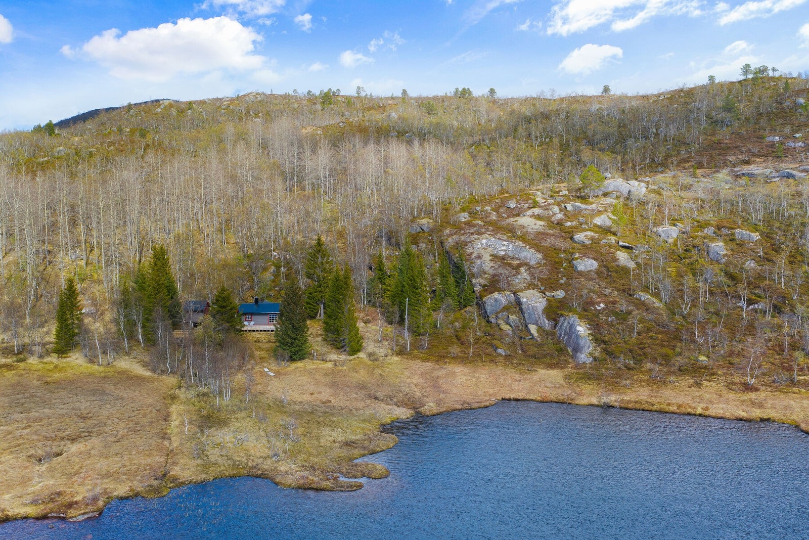 Hytta har stor terrasse hvor utsikten mot vannet gir deg hyttefølelsen på ekte Galleribilde