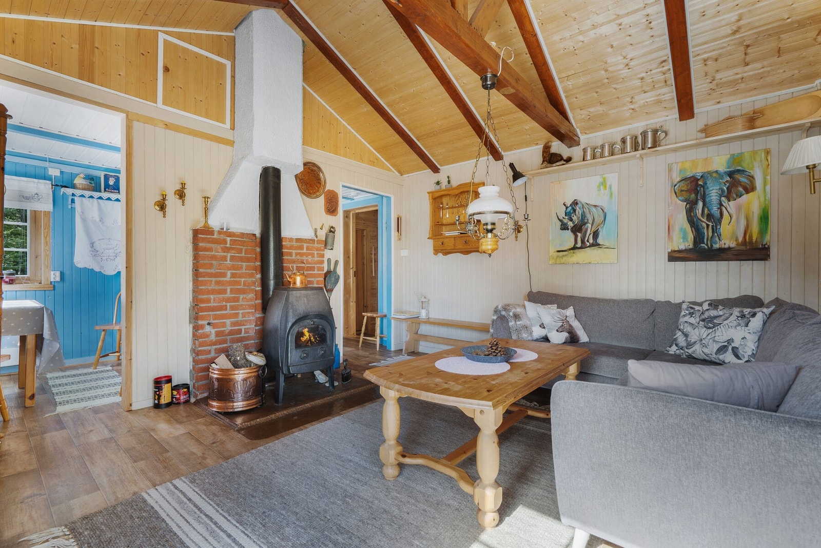 Åpent inn mot kjøkkenet gir deg gode vilkår for sosiale selskaper Galleribilde