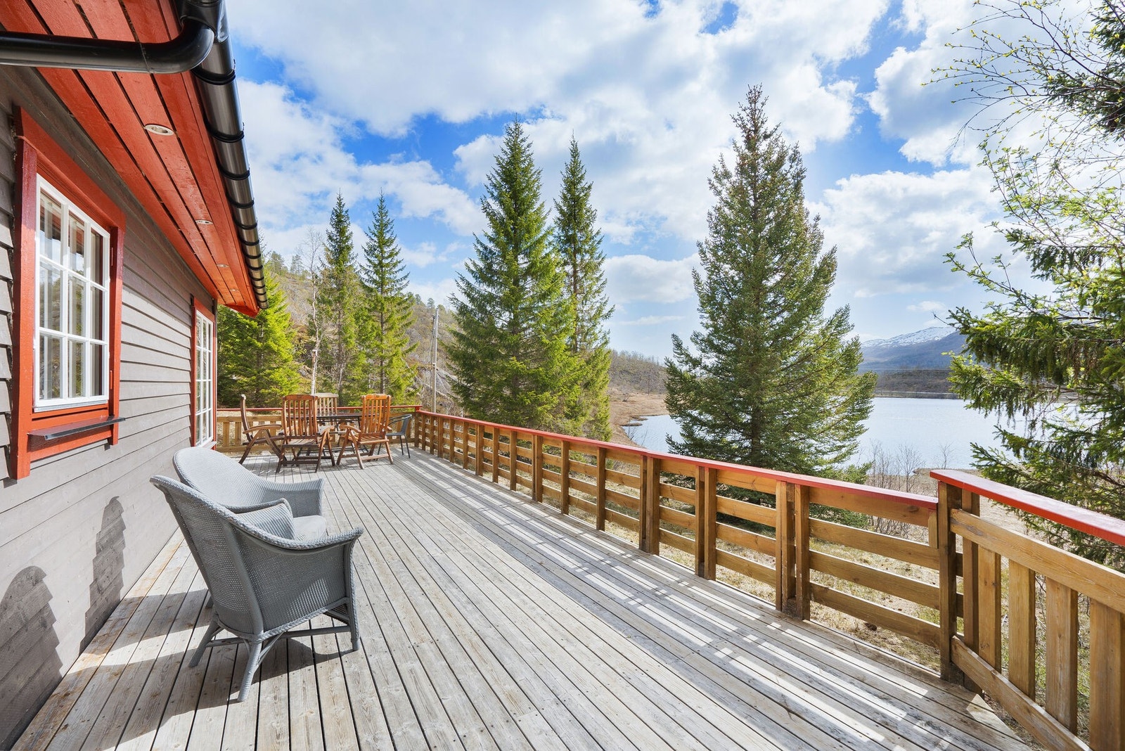 EiendomsMegler 1 v/ Bente Norhild Larsen har gleden av å ønske velkommen til Kanstadbotn 16 Galleribilde