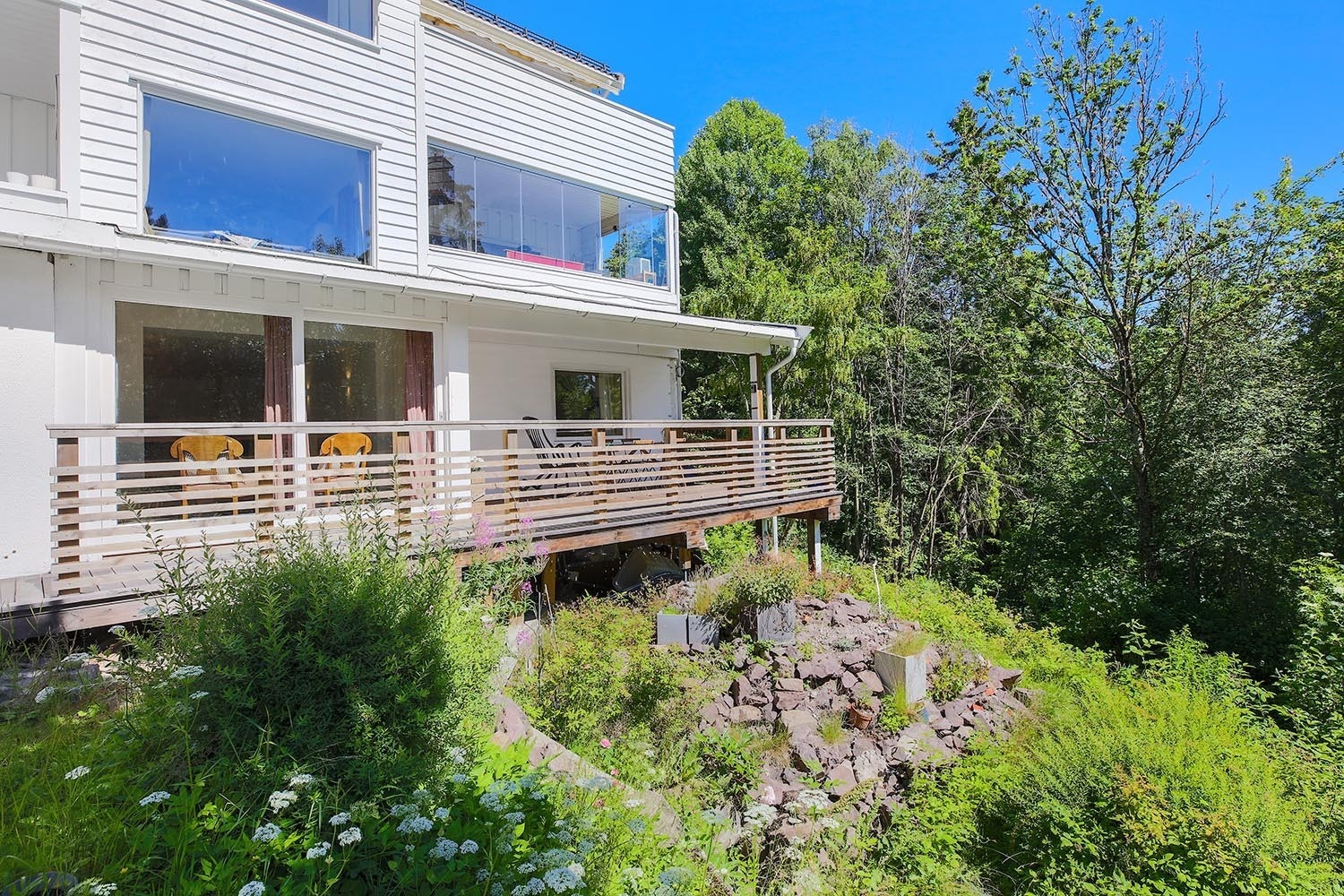 Leiligheten ligger med utsikt over landlige omgivelser. Galleribilde