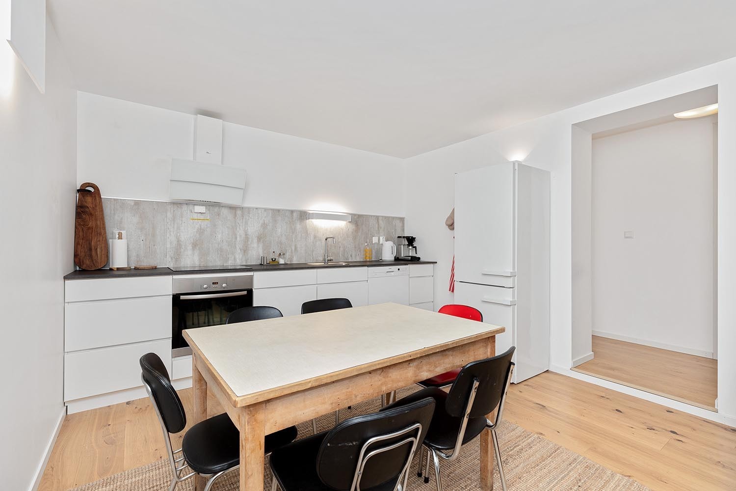 Kjøkken med oppvaskmaskin, ovn, platetopp og kombiskap Galleribilde