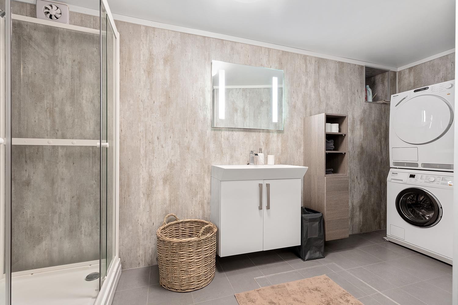 Baderom med opplegg til vaskemaskin Galleribilde