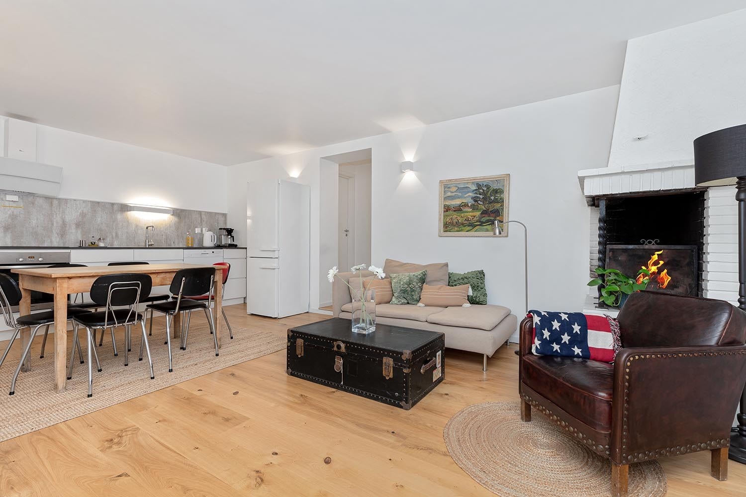 Åpen stue og kjøkkenløsning med peis Galleribilde