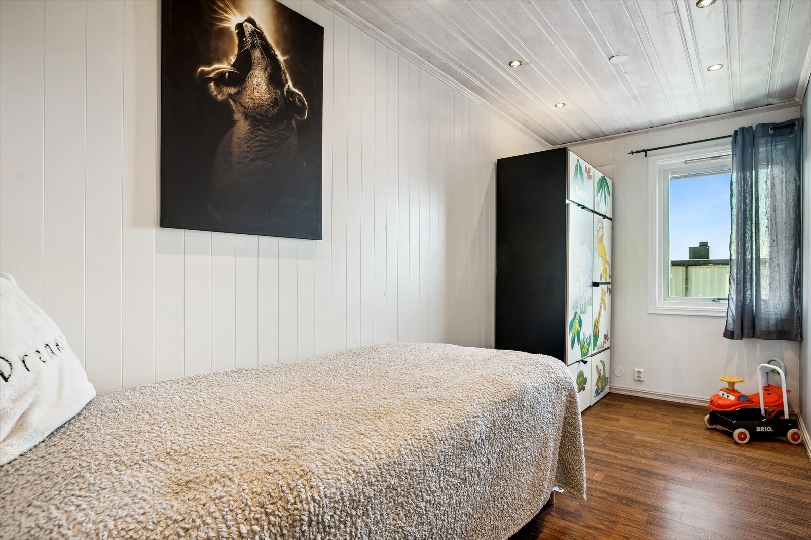 Soverom 2 er perfekt som barnerom med plass til en enkeltseng og garderobeskap. Rommet har hvitmalte vegger med spotter i taket, samt valnøtt farget gulv. Galleribilde