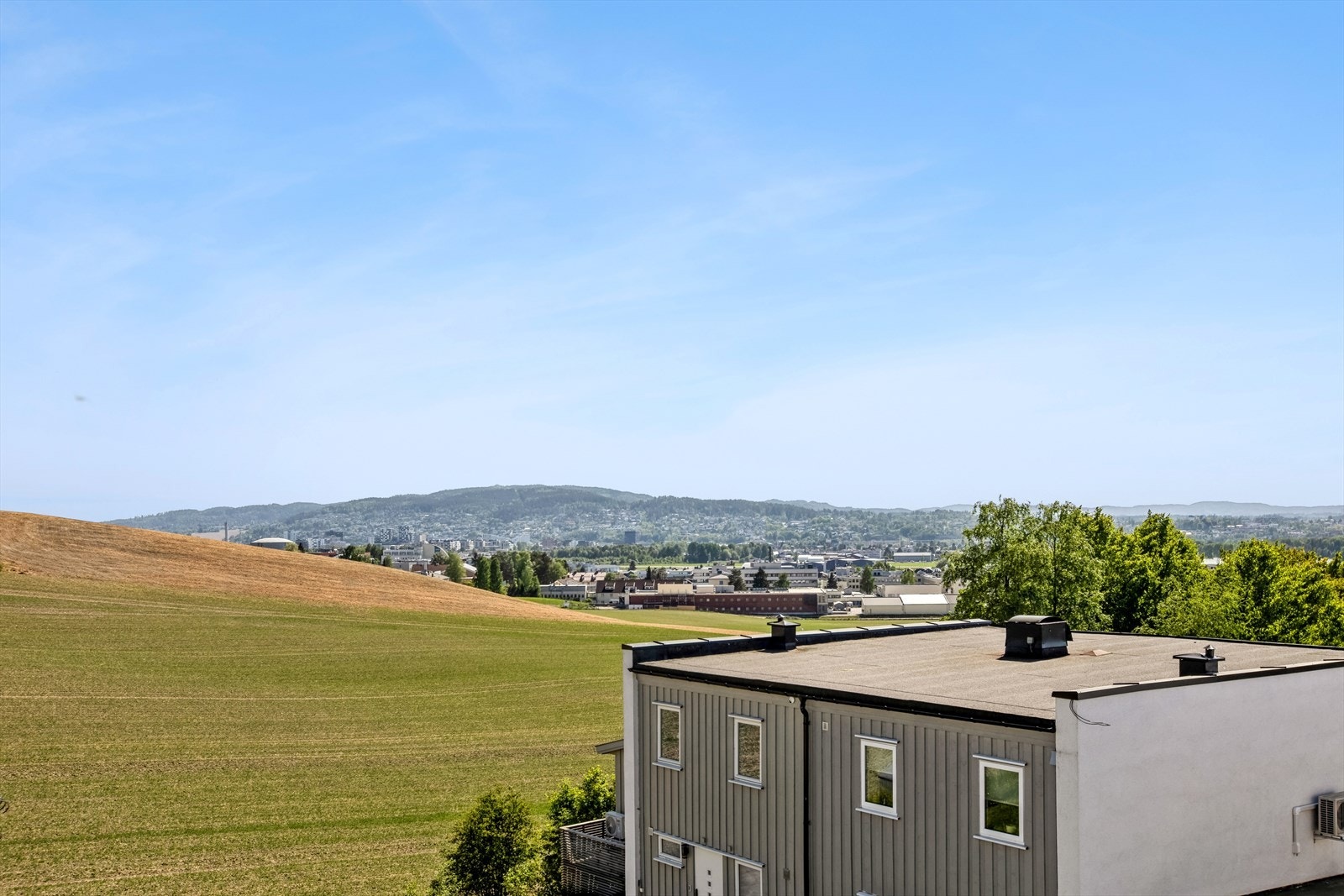 Utsikten fra balkong utover Lillestrøm. Galleribilde