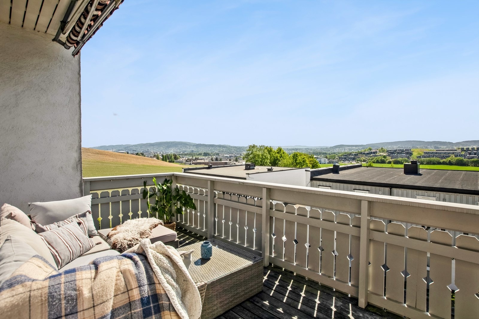 Velkommen til Riis Terrasse 46!Balkongen ligger høyt oppe, noe som gjør at man ser over taket til naboen. Dette gir lite innsyn fra andre naboer og bringer frem den gode utsikten. Galleribilde