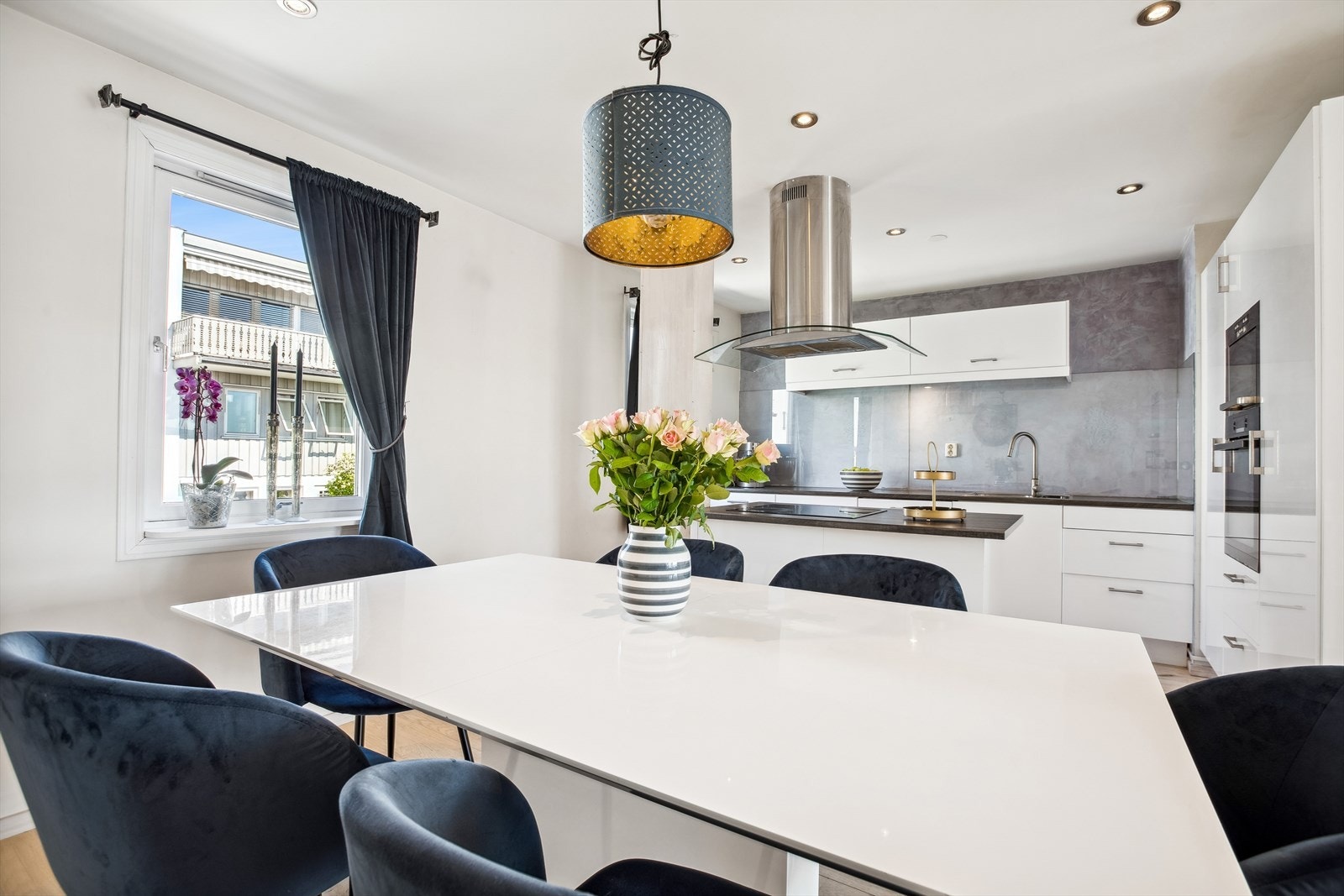 Kjøkkenet er innredet med en praktisk kjøkkenøy. Det er integrerte hvitevarer som kjøleskap, fryseskap, oppvaskmaskin, komfyr, platetopp og micro. Galleribilde