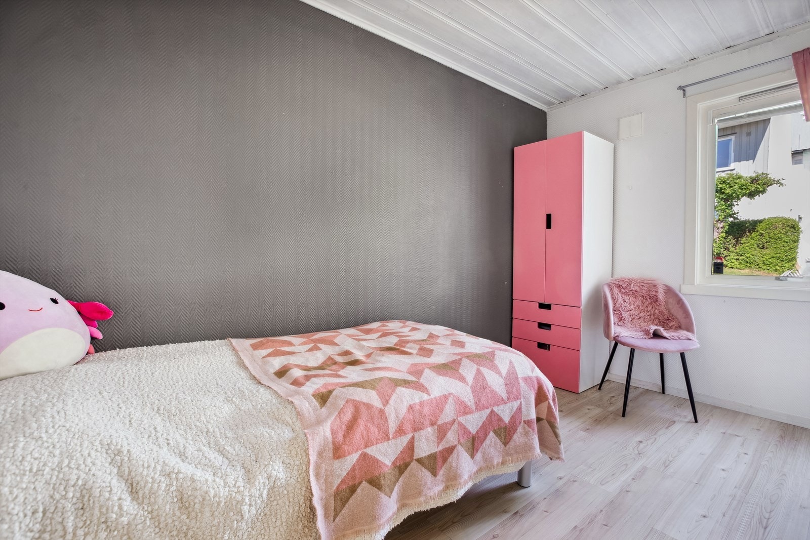 Soverom 3 er i likhet med soverom 2, perfekt for barna i huset. Det er god plass til en enkeltseng og garderobeskap. Rommet har gråmalte vegger og lyst gulv. Galleribilde