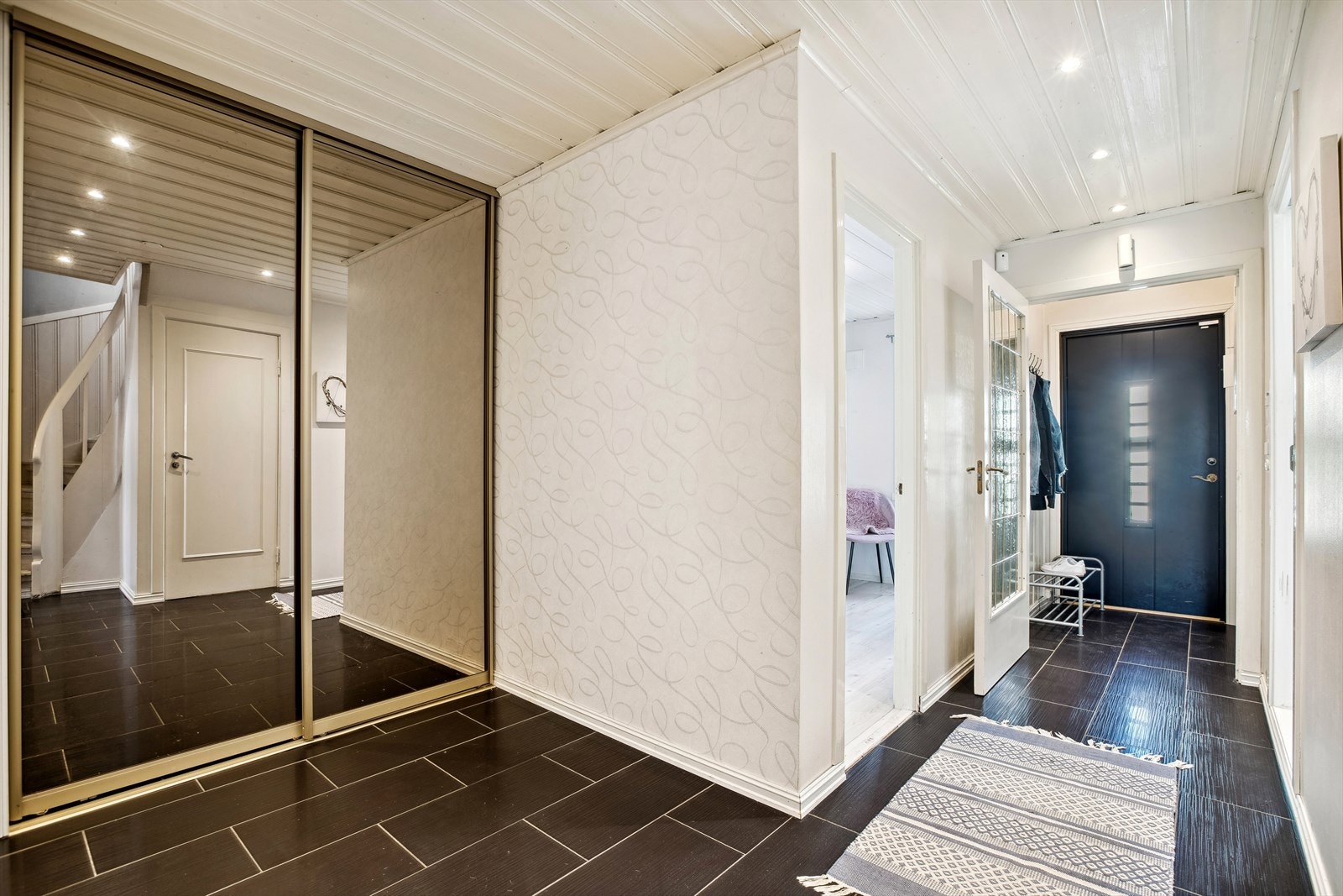 Praktisk skyvedørsgarderobe, perfekt for oppbevaring av husholdningsartikler eller lignende. Galleribilde