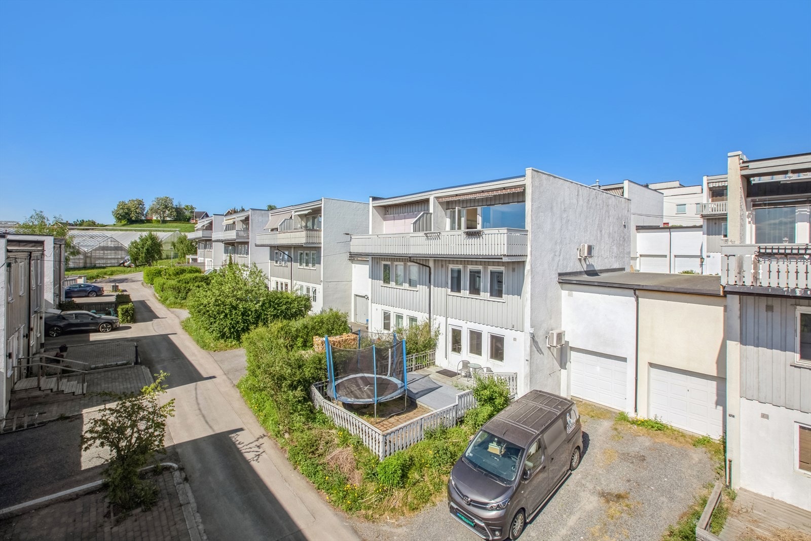 Boligen har 2 garasjer, samt biloppstillingsplass utenfor boligen. Husk visningspåmelding og velkommen til visning! Galleribilde