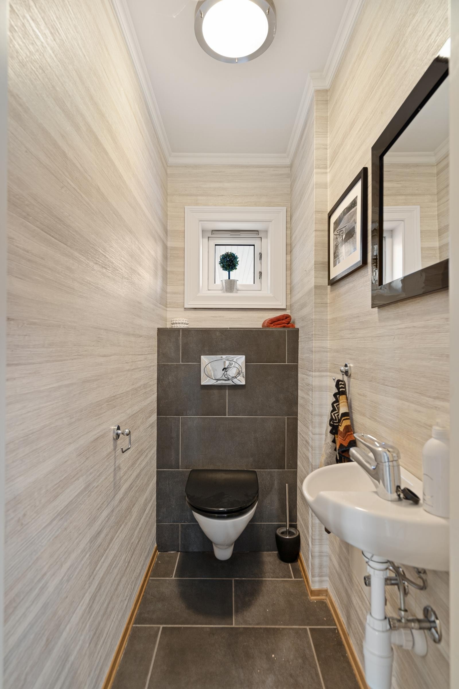 Separat wc m/servant og vegghengt toalett i 1.etg. Galleribilde