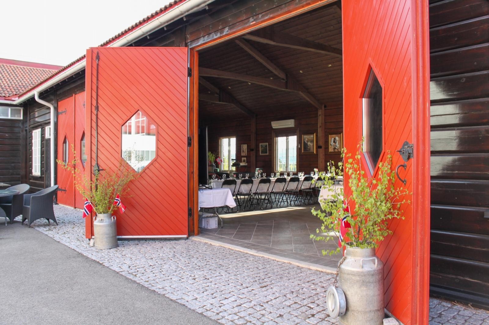 Gildehallen dekket til konfirmasjon. Galleribilde