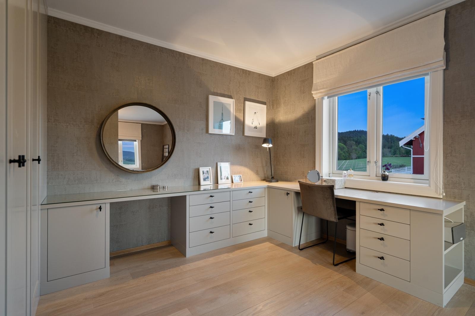 Meget stort soverom 2 (opprinnelig to soverom som er slått sammen), med plassbygget garderobe, sminkebord og arbeidsbord. Galleribilde