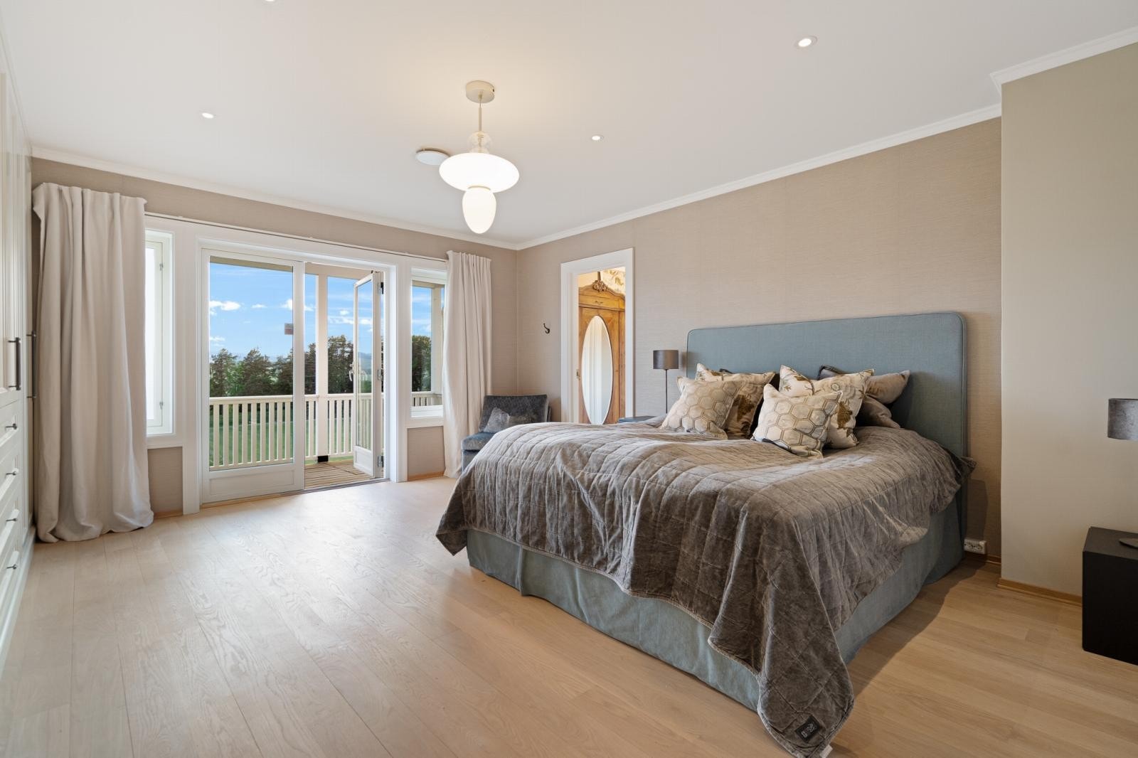 Hovedsoverommet i 2.etg. Her med spotlights og balansert ventilasjon i himling. Stor, plassbygget garderobe fra JH Interiør. Utgang til stor balkong og fantastisk utsikt utover Skoger. Tilhørende walk-in closet og bad. Galleribilde