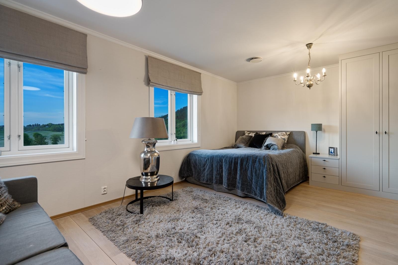 Særdeles romslig soverom nr. 3 i 2. etg. (opprinnelig to soverom) med plassbygget garderobe, nattbord og skrivepult fra JH Interiør. Balansert ventilasjon i himling. Galleribilde