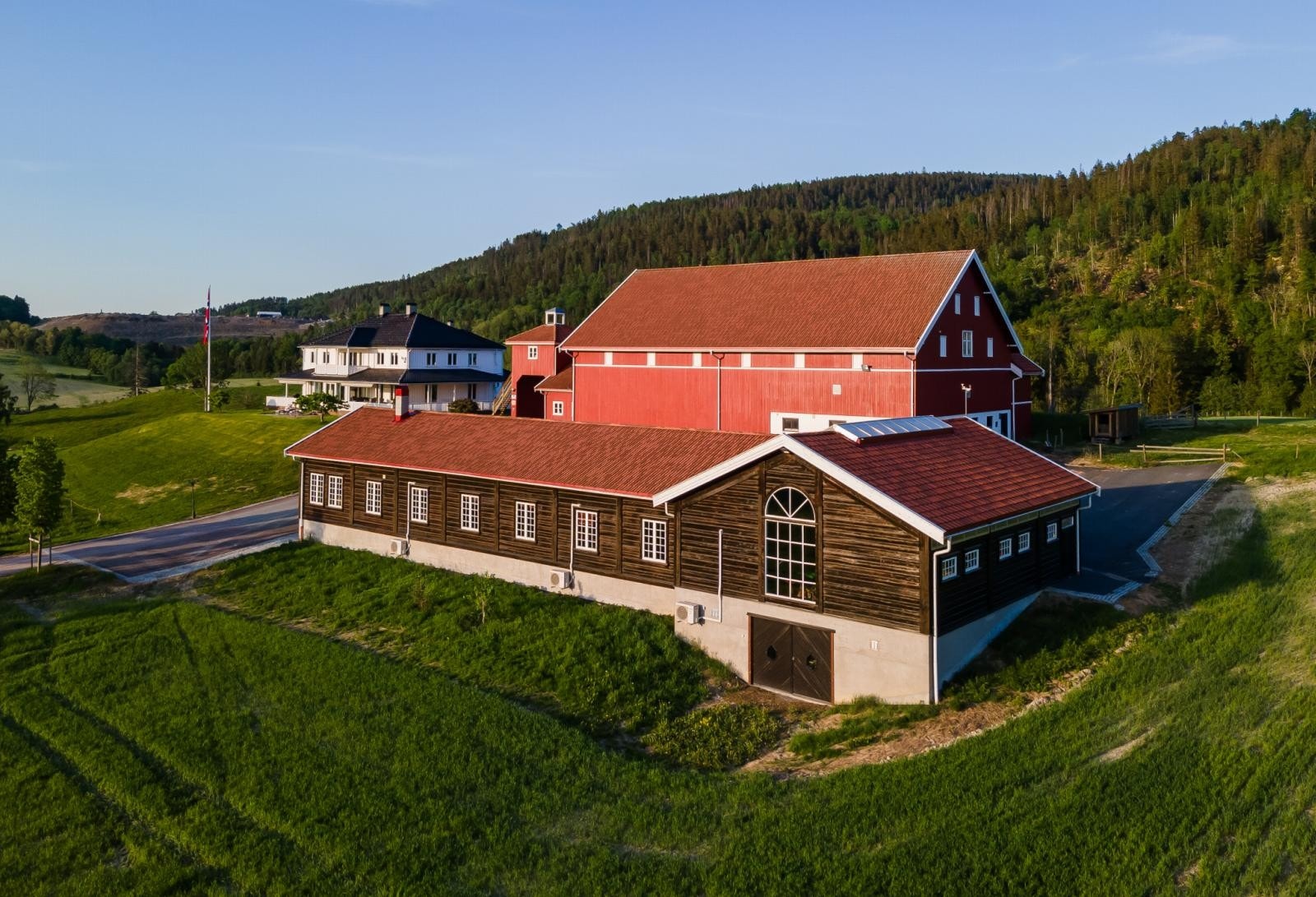 I forkant ser man Gildehallen med kjøkken i hver ende og lengst til høyre en ny stall. I kjelleren er det lagring. Galleribilde