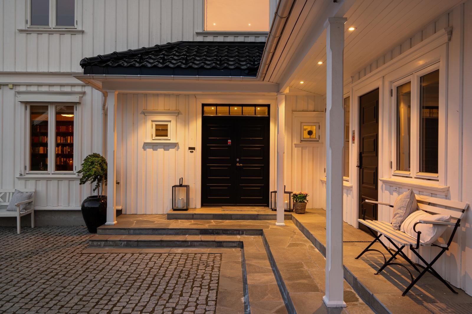Fra det hyggelige inngangspartiet. Skiferbelagt trapp med varmekabler. Hoveddør, kjøkkeninngang, egen inngang til leilighet i 2.etg. samt inngang til et soverom (mulig praktikantdel). Galleribilde