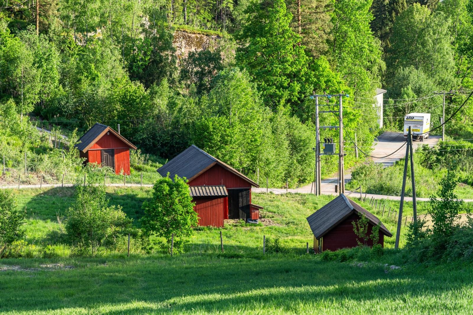 Her ligger det en gammel sag (pusset opp) med tilhørende stall og en koie for overnatting i gamle dager. I bakgrunnen: lagerbygg. Galleribilde