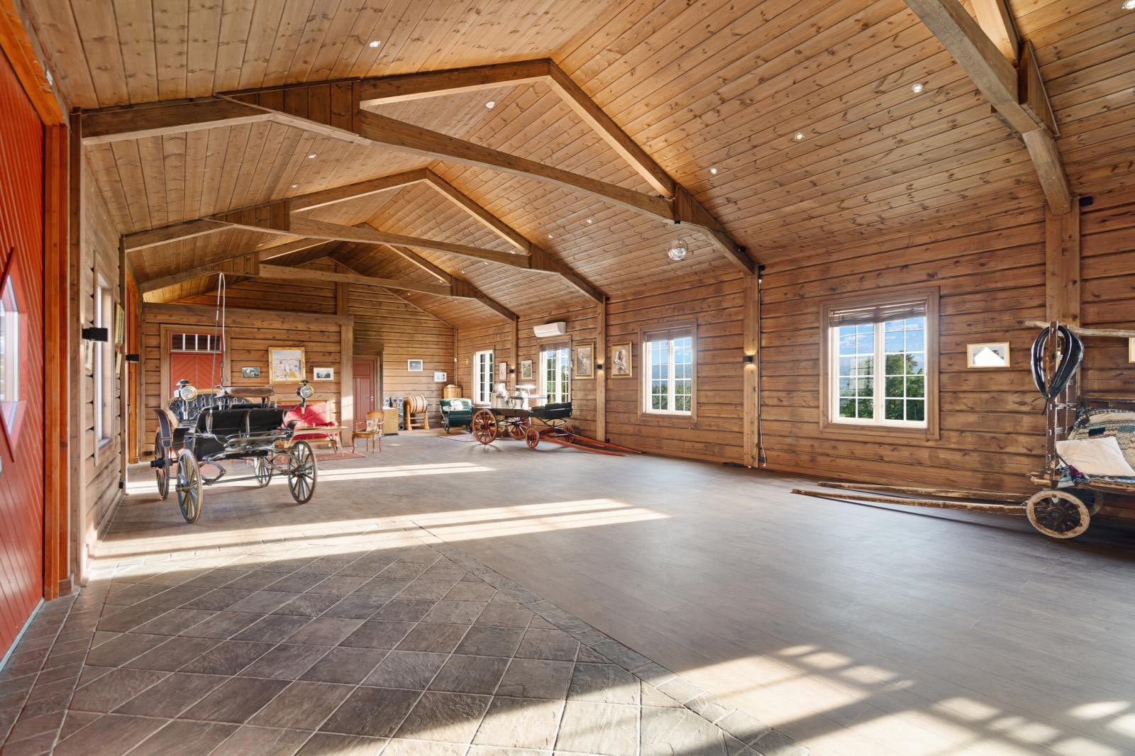 Stor Gildehall med spotlights i taket. Galleribilde