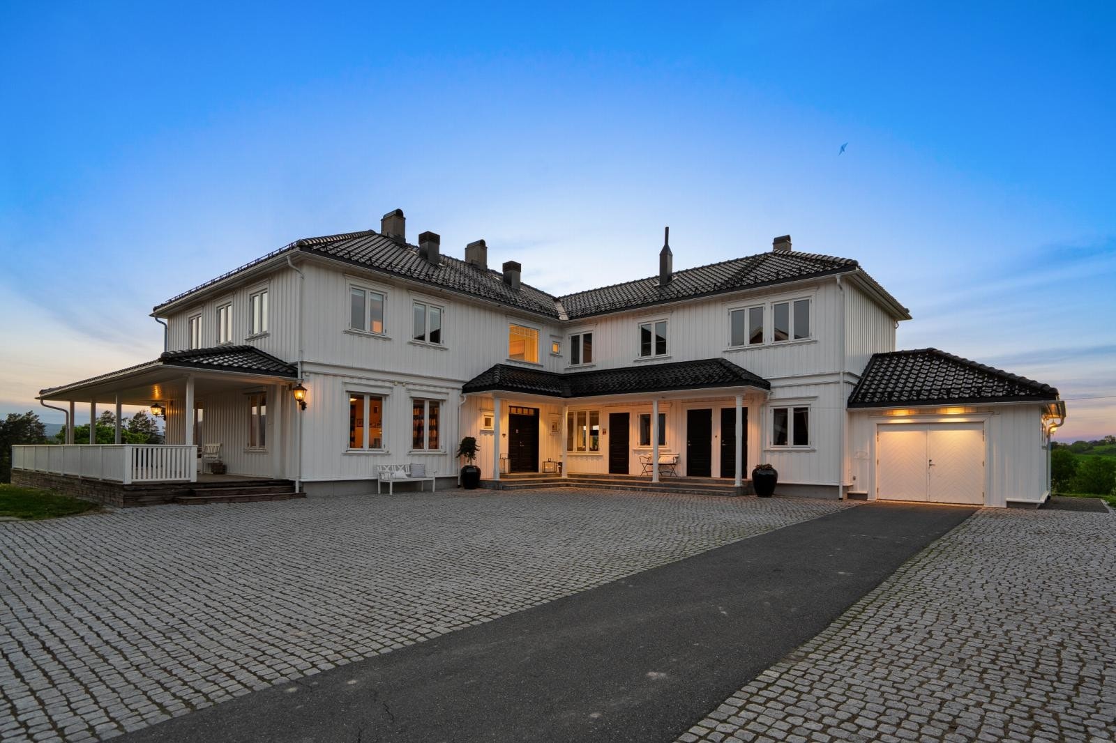 Våningshuset med flere inngangsdører. Leiligheten ligger i 2.etg. på høyre fløy. Helt til høyre er det en slaktergarasje. Galleribilde