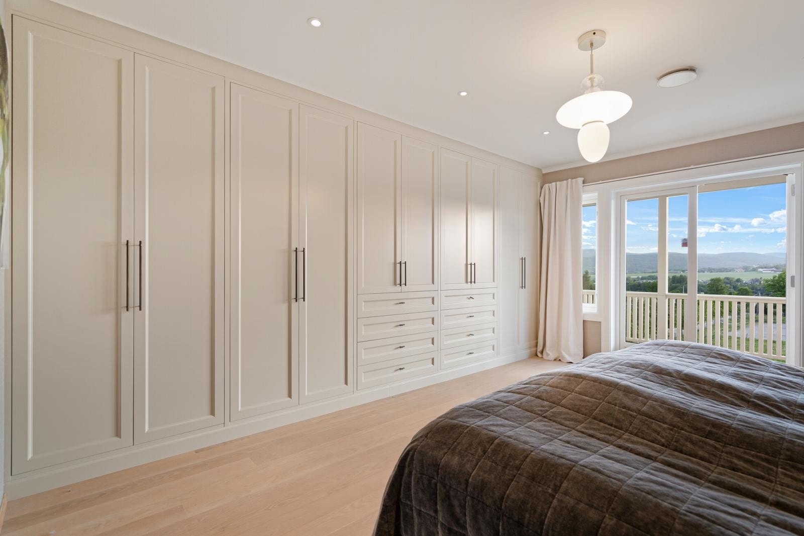 Romslig, plassbygget/helintegrert garderobe fra JH Interiør. Galleribilde