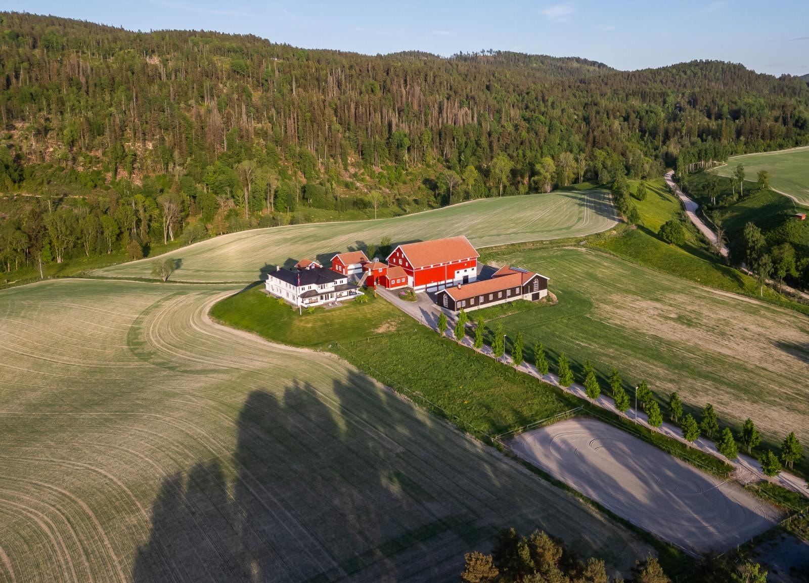 Idyllisk og herskapelig ? særdeles velholdt ? beliggende i naturskjønne omgivelser. Galleribilde