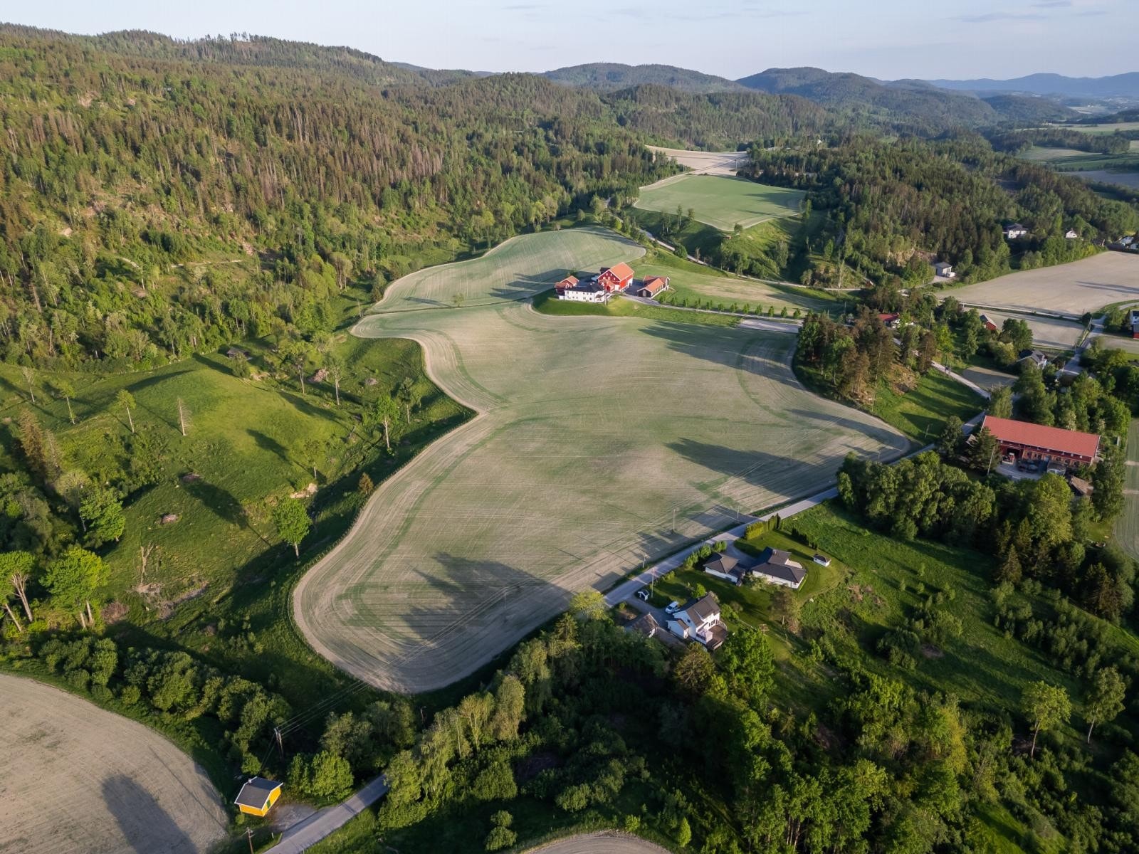 Særdeles idyllisk område. Røysjømarka ligger rett bak gården med et rikt utvalg av skogsstier og badevann ? særdeles velegnet for turer både på hesteryggen og til fots. Lysløyper vinterstid. Galleribilde