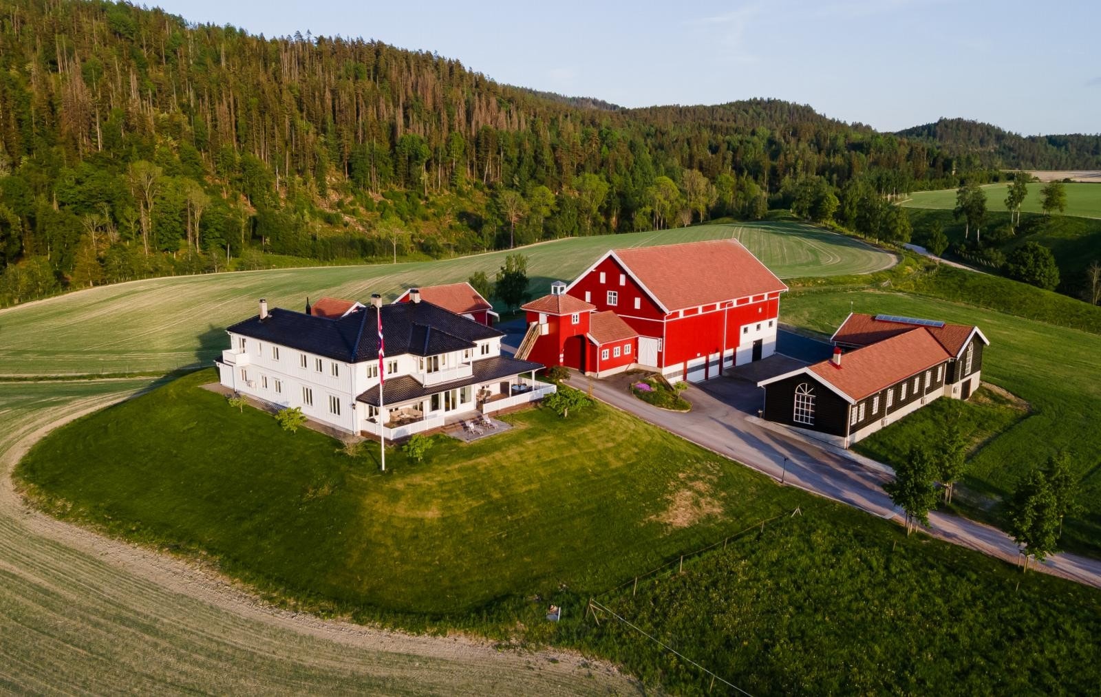 Skalpe Gård ligger idyllisk til med flott utsikt og naturskjønne områder rundt på alle kanter. Galleribilde