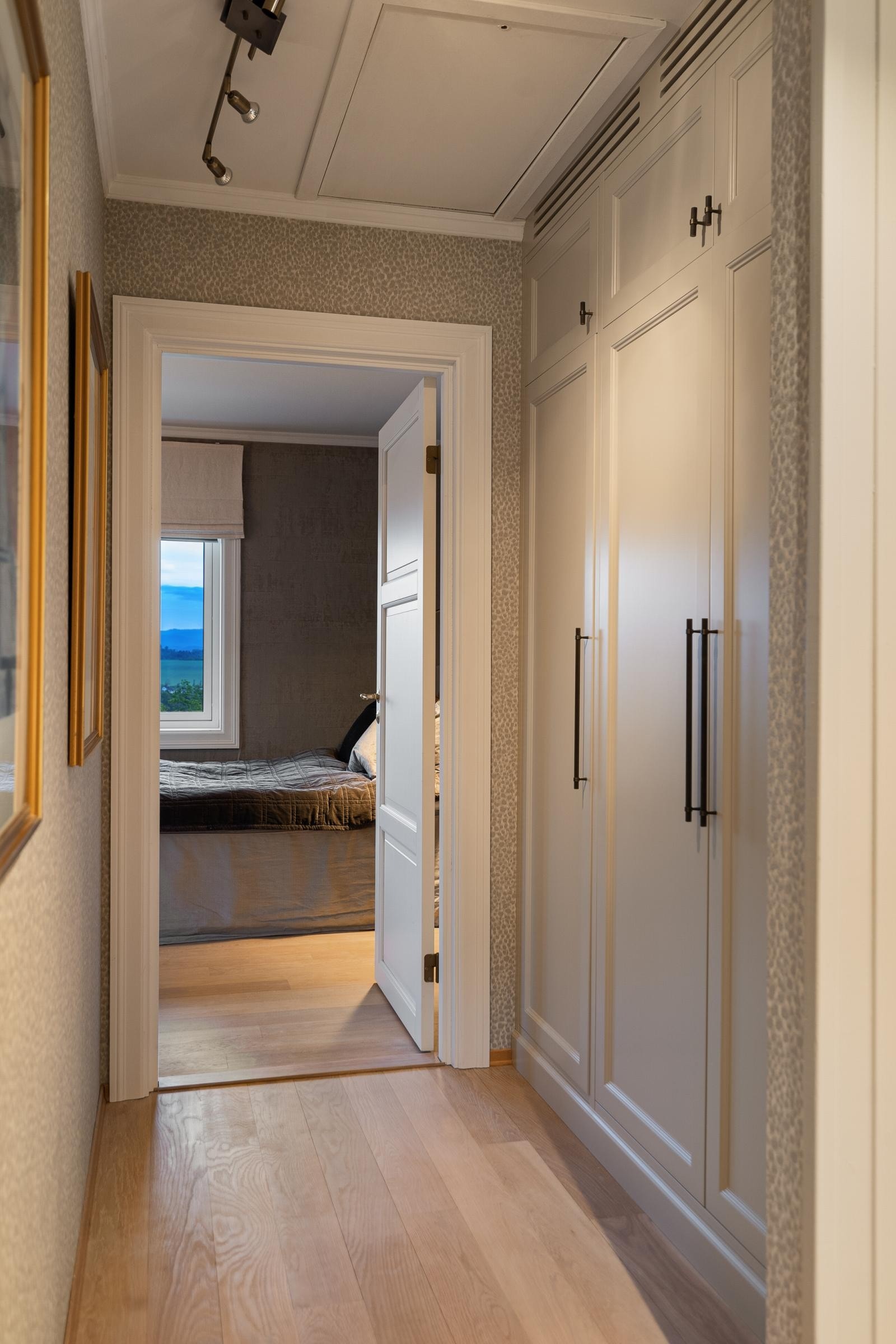 Plassbygget, integrert garderobe fra JH Interiør i soveromsgang. Her med nedfellbar trapp til loft. Galleribilde