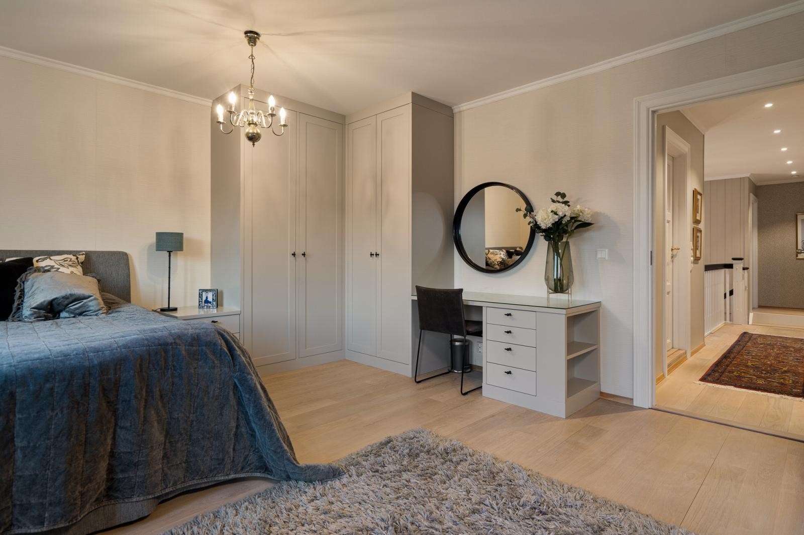 Særdeles romslig soverom nr. 3 i 2. etg. (opprinnelig to soverom) med plassbygget garderobe, nattbord og skrivepult fra JH Interiør. Balansert ventilasjon i himling. Galleribilde