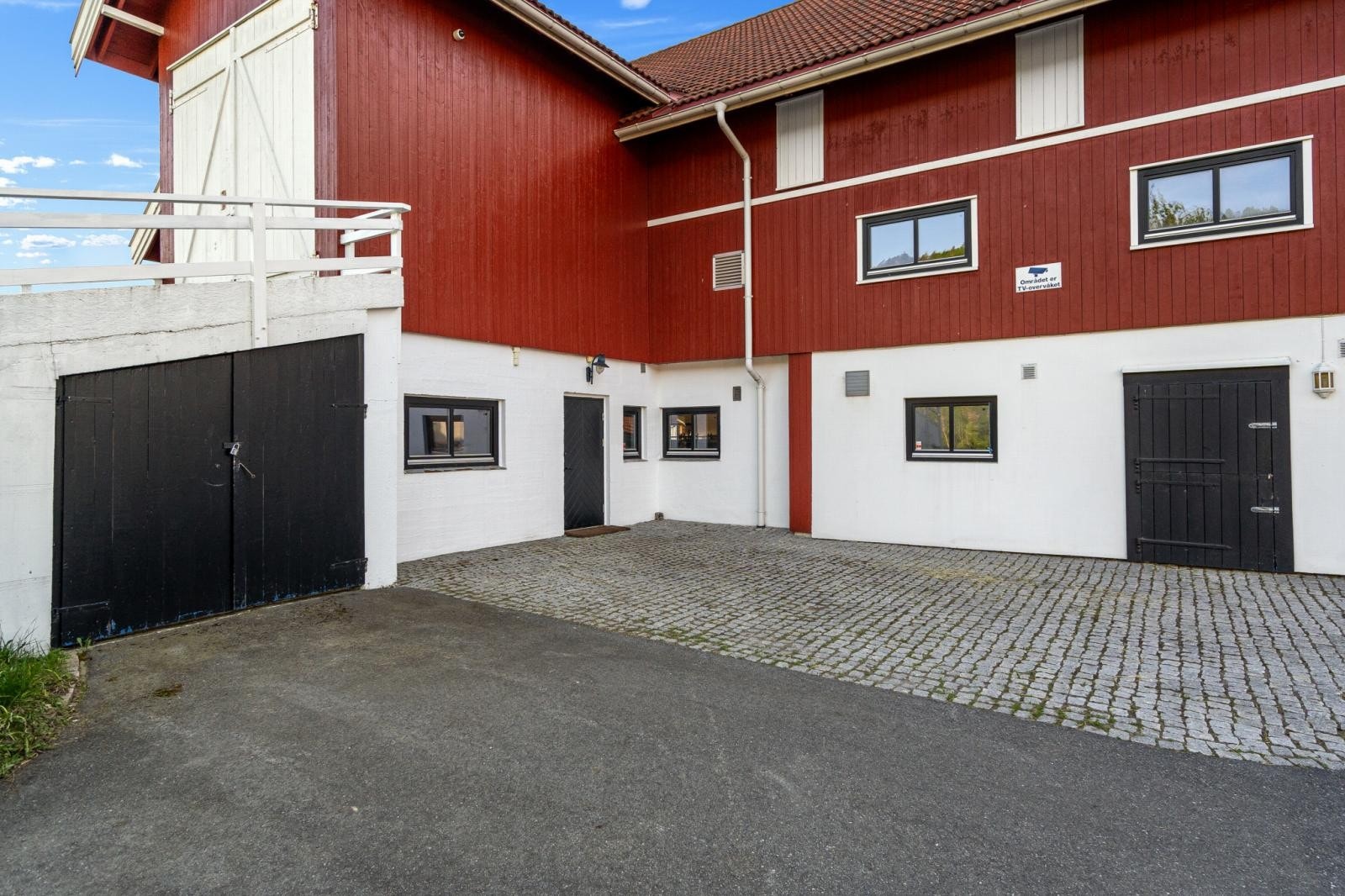 Under låvebroen: lagring med dieseltank. Ellers inngang til fjøset og til høyre er det inngang til stallen. Over er det et stort areale til enten lagring eller oppholdsrom for de som evt. steller med hest. Galleribilde