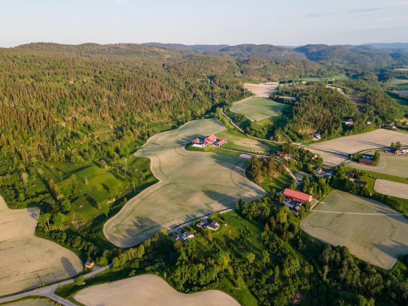 Særdeles idyllisk område. Røysjømarka ligger rett bak gården med et rikt utvalg av skogsstier og badevann ? særdeles velegnet for turer både på hesteryggen og til fots. Lysløyper vinterstid. Galleribilde